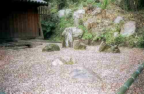 ���ێ��u����̒�v�O�΂ƌܐ΂̐Αg